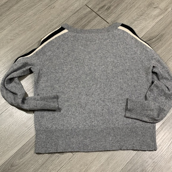 C by Bloomingdale’s 100% Cashmere Gray Sweater w/Stripes in the Sleeves size M - Picture 9 of 9